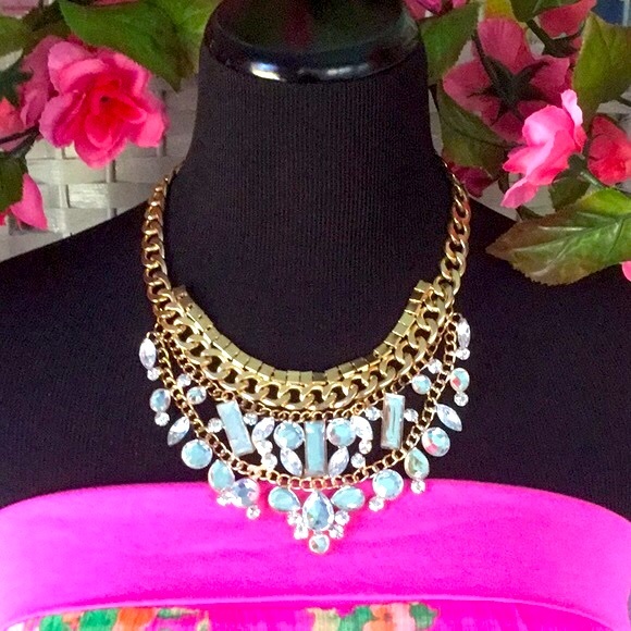 💖💎 Clear Rhinestone & Gold colored Bib Statement Necklace  🌸GUC🌸  💎💖 - Picture 13 of 16